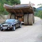 Mein Daimler Double  Six im Steinbruch, vor wirklich gro&szlig;em Fahrzeug